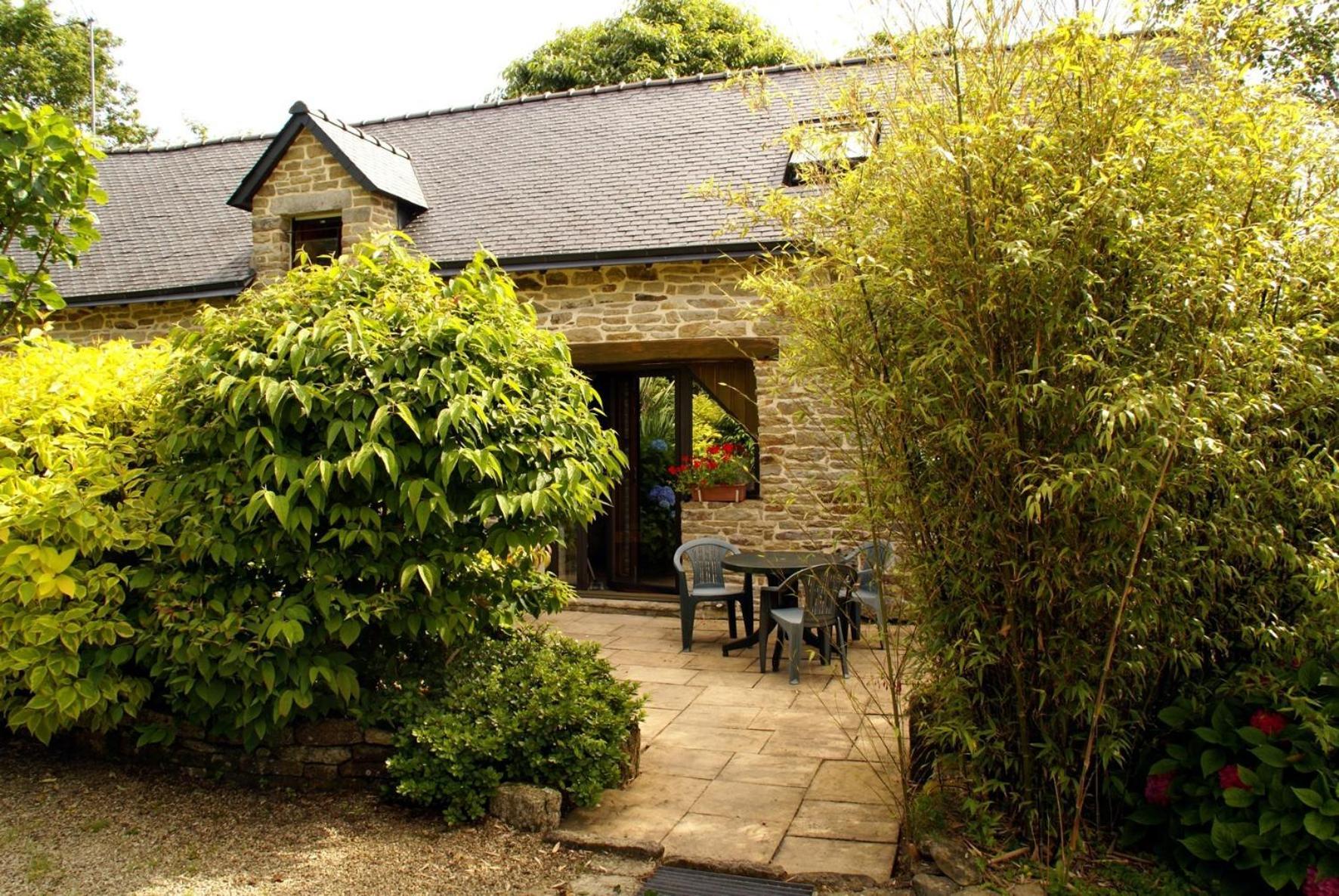 Les Pieds Dans L'herbe Bed & Breakfast Rosporden
